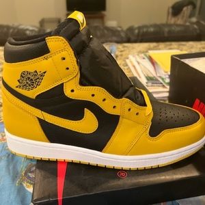 Mens size 10 Nike Air Jordan 1 Retro High OG “pollen”